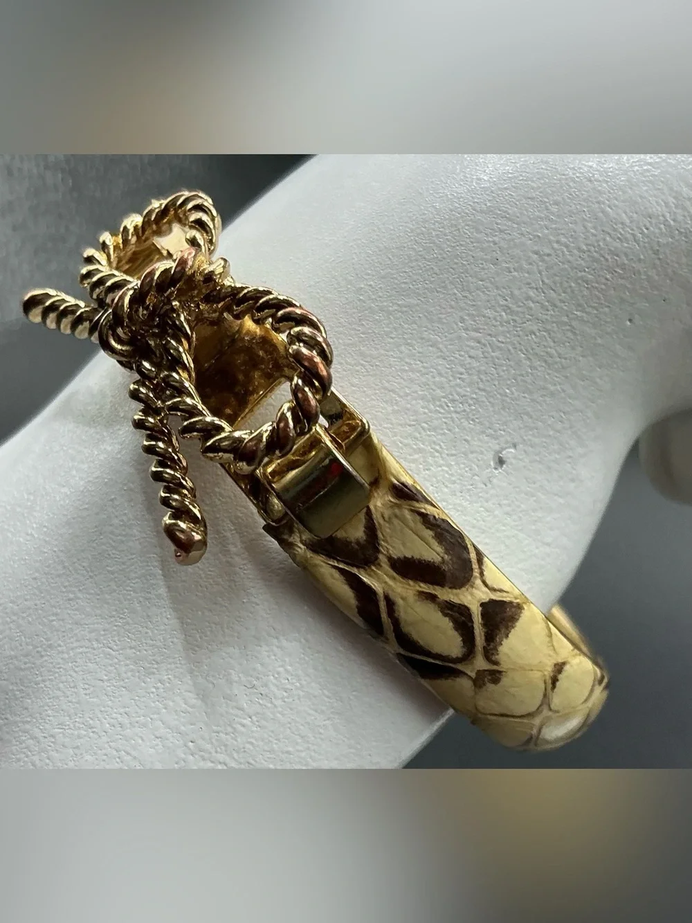 RACHEL LEIGH GOLDTONE SNAKESKIN PATTERN CLASPED BANGLE BRACELET